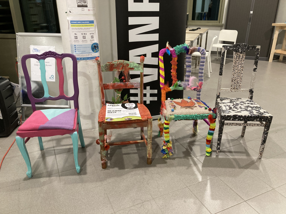 Stoelen Dag van de Buren, gemaakt door sociale organisaties