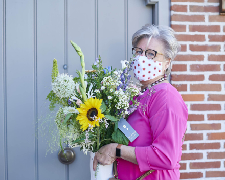 Zet je buur in de bloemetjes op Dag van de buren 