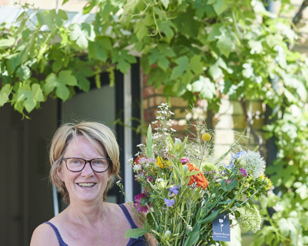 Zet je buur in de bloemetjes op Dag van de buren 