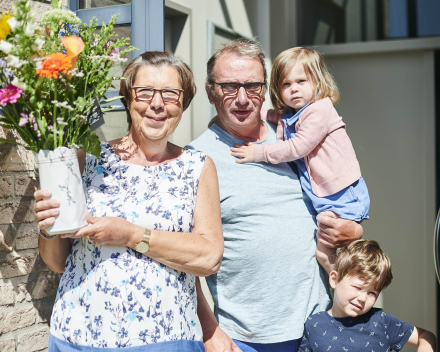 Zet je buur in de bloemetjes op Dag van de buren 