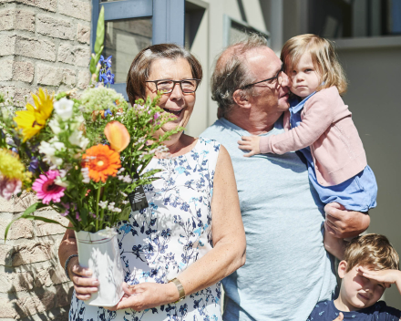 Zet je buur in de bloemetjes op Dag van de buren 