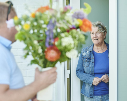 Zet je buur in de bloemetjes op Dag van de buren 