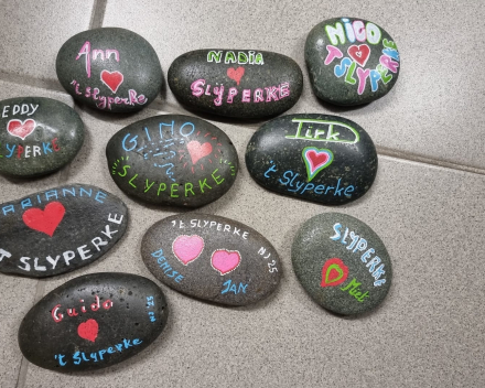 Wijkfeest met happy stones